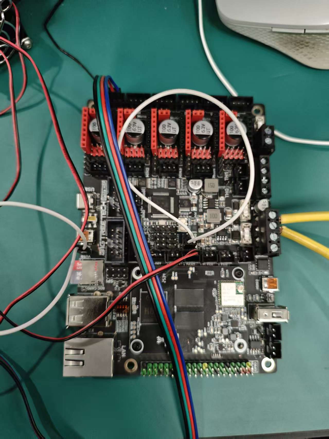 3052a1e21c7d4b3f7ac4c5da1b984849